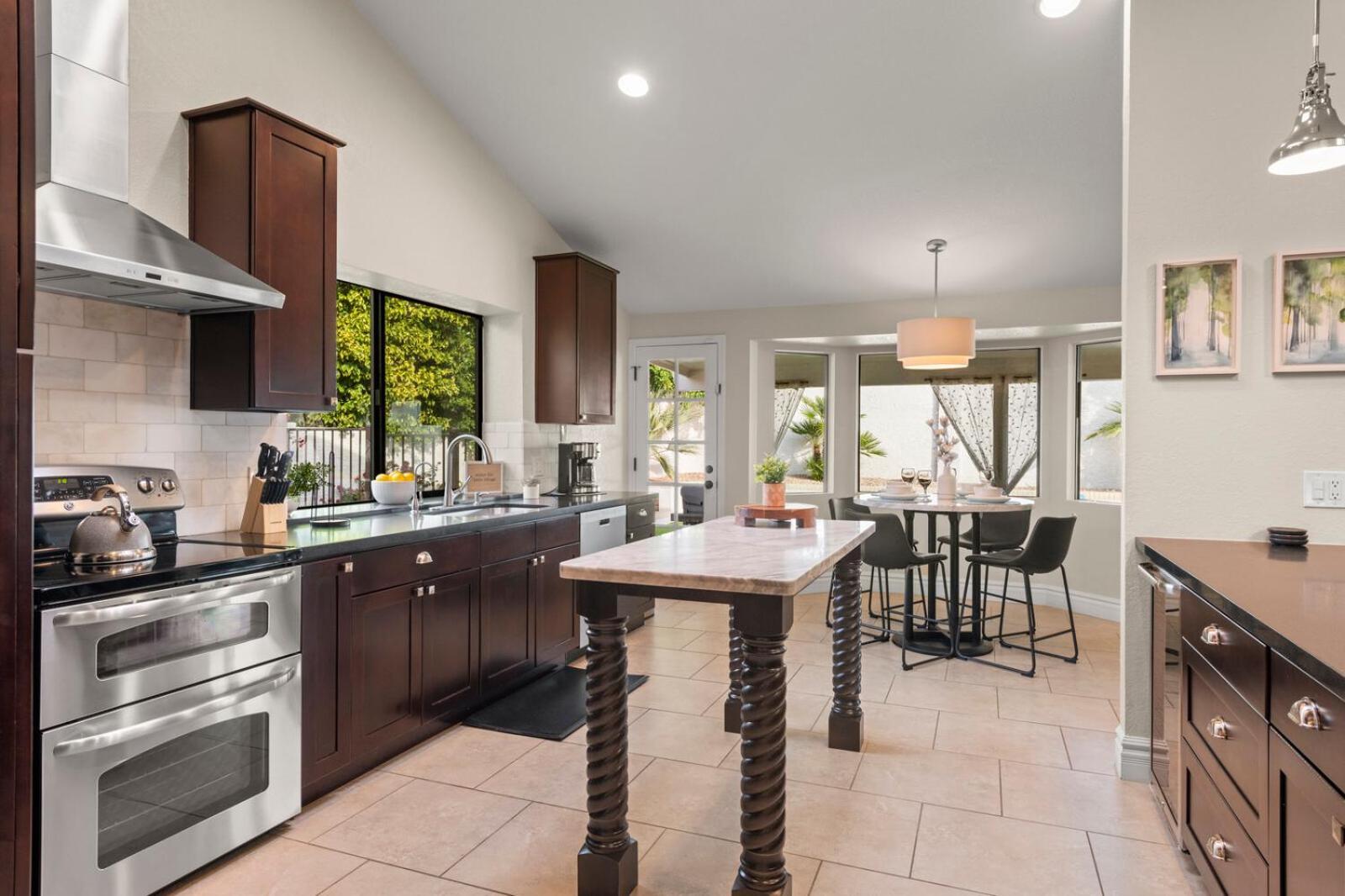 Perfectly Located Spacious With Heated Pool * Phoenix