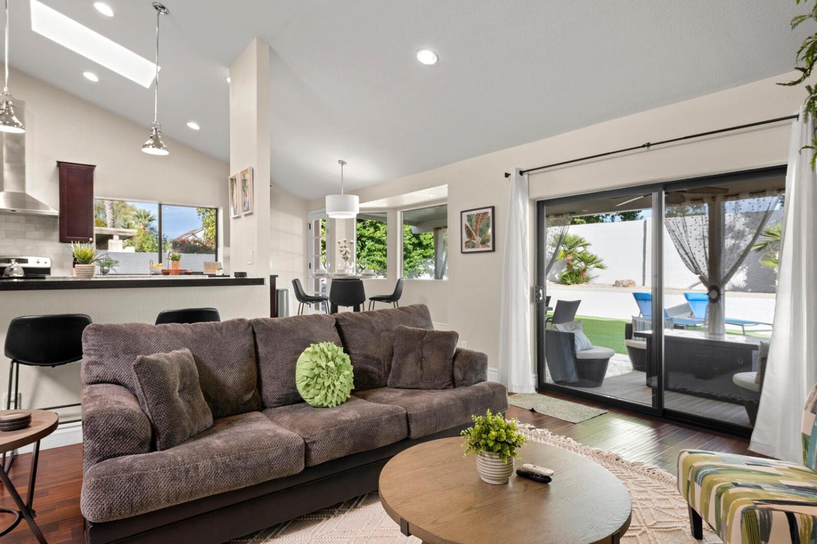 Rumah liburan Perfectly Located Spacious With Heated Pool *