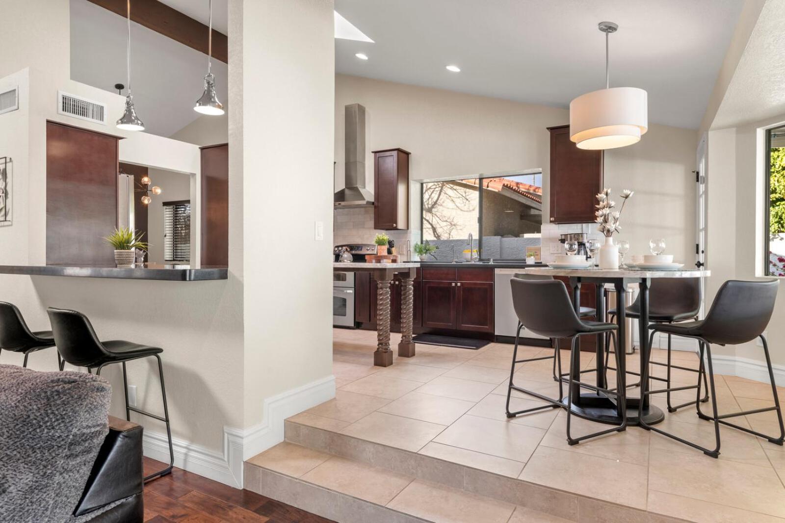Perfectly Located Spacious With Heated Pool Phoenix